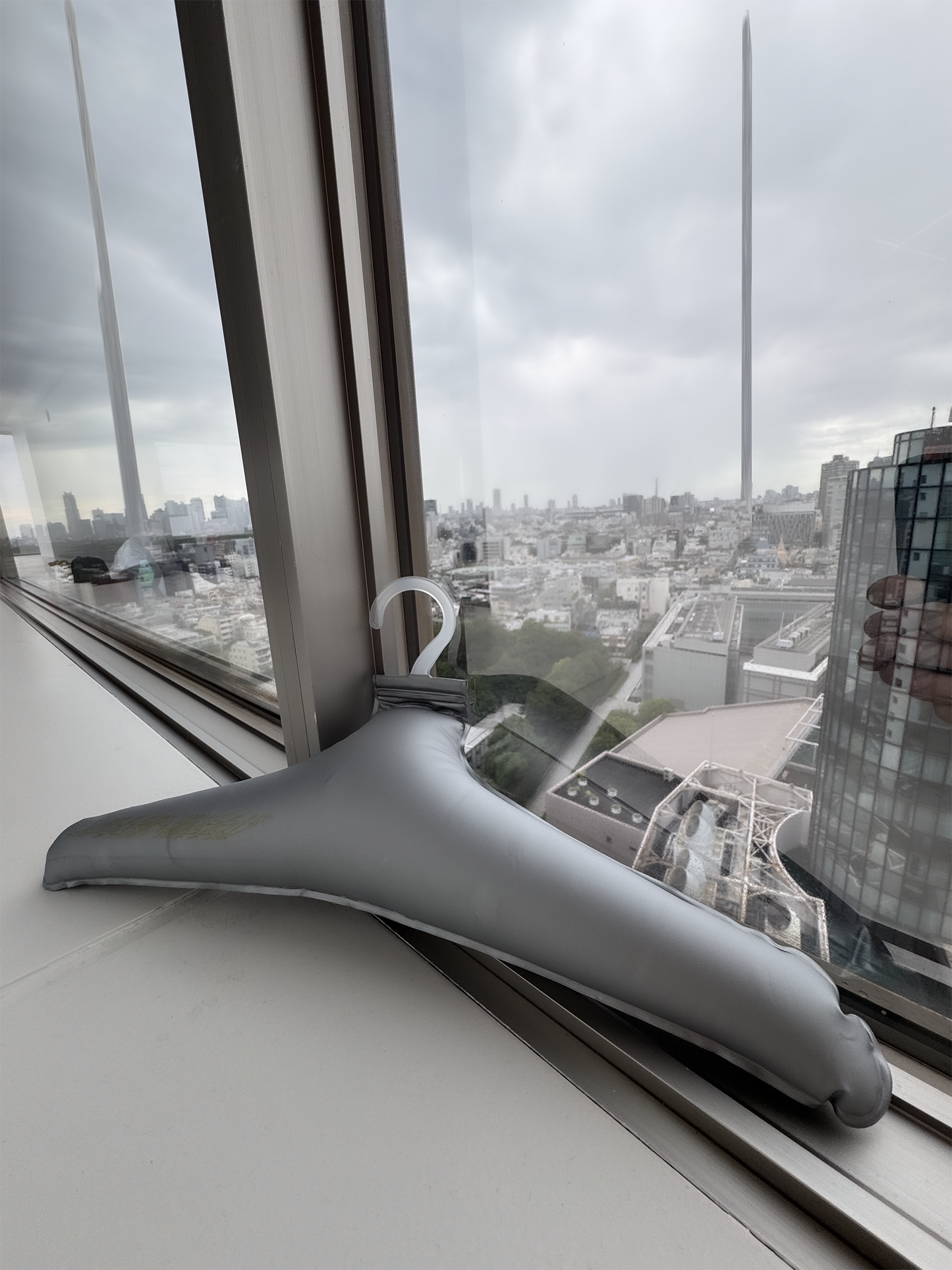 Inflatable hanger